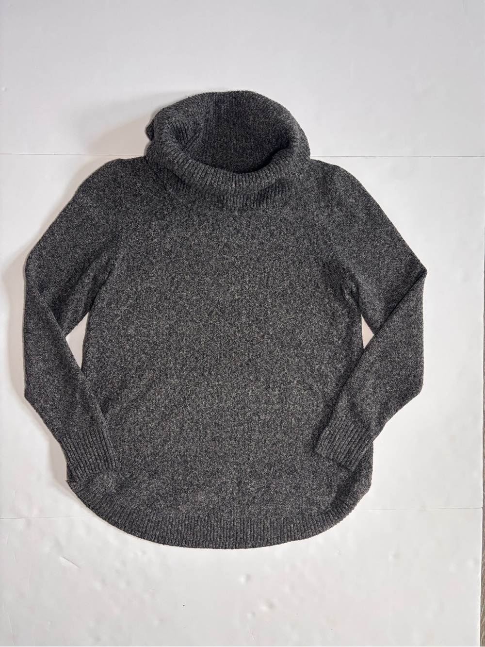 Tahari Gray Turtleneck Sweater Size Small High Low Hem - Picture 2 of 7